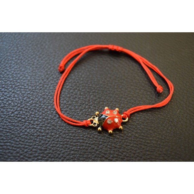 Raudonas (juodas) siūlas ant rankos su boružėle.