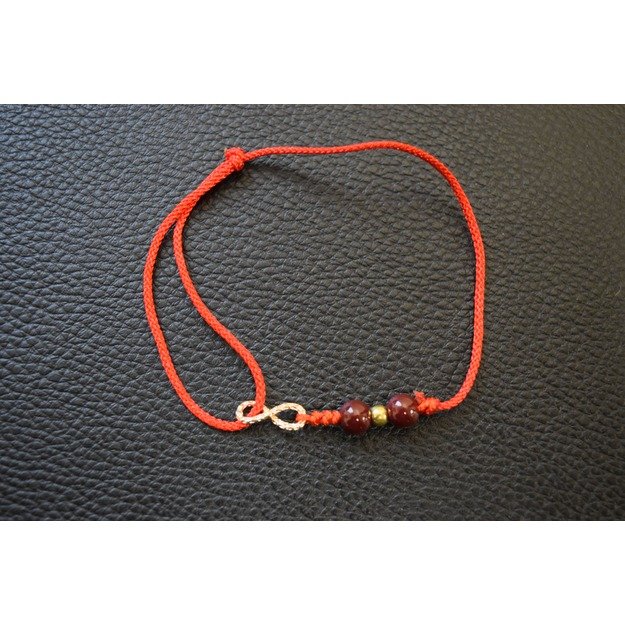 Raudonas (juodas) siūlas ant rankos su begalybės ženklu.