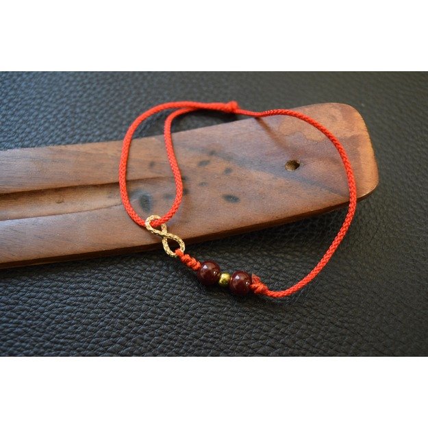 Raudonas (juodas) siūlas ant rankos su begalybės ženklu. 1